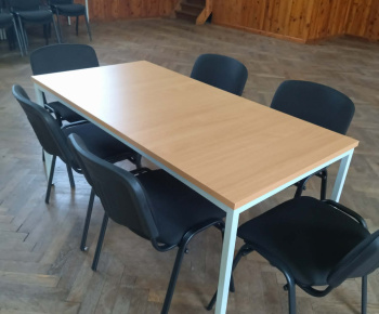 Aktuality / Obnova a doplnenie zariadenia sály kultúrneho domu  - nové stoly a stolič-ky - foto